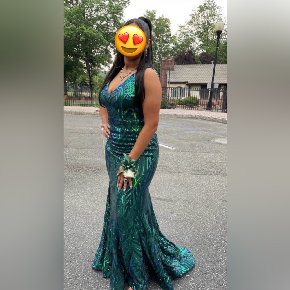 Jovani 23007 Iridescent Emerald Green Sequin V-Neck Dress – Size 8 – Worn Once